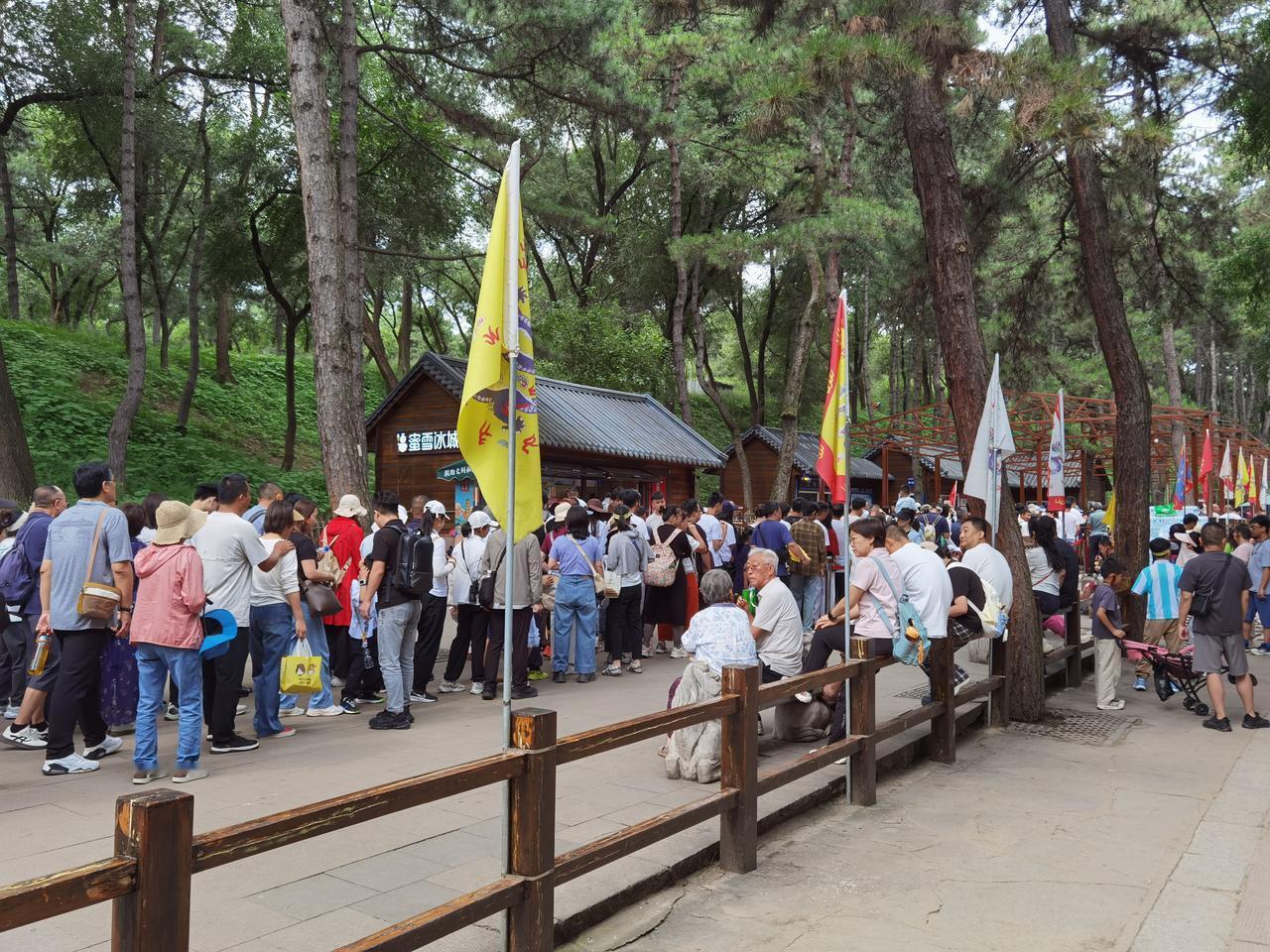 避暑山庄又进入人海模式，今天介绍一条徒步路线。

从环山车上车点开始徒步，沿着榛