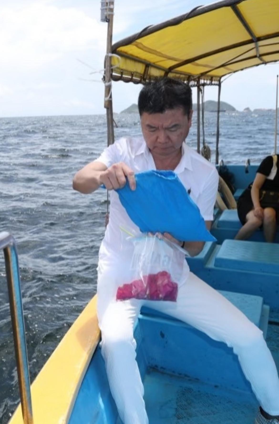 艾威帮亡妻陈美玲选择海葬，撒骨灰时出现小意外

艾威说：“当年和陈美玲游泳认识的