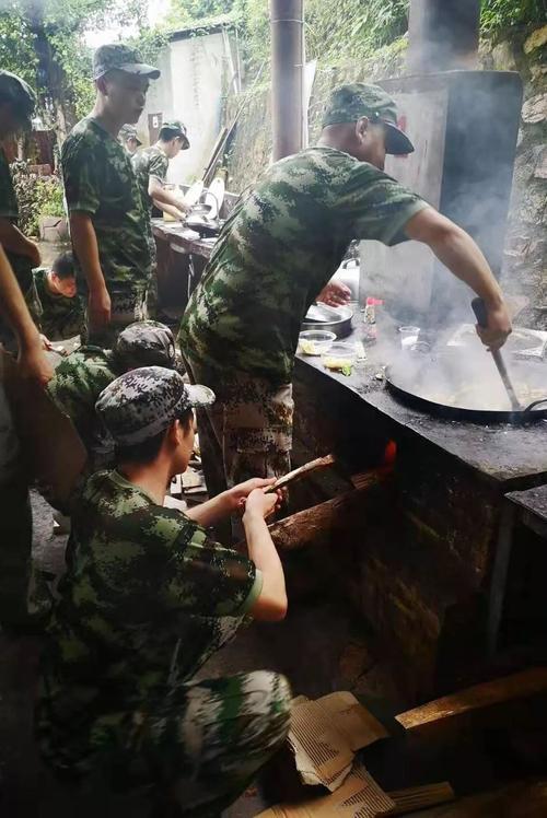 记了16年！部队小个子兵没钱留队，全连凑钱帮他，后来逆袭成全团骄傲
 
16年前