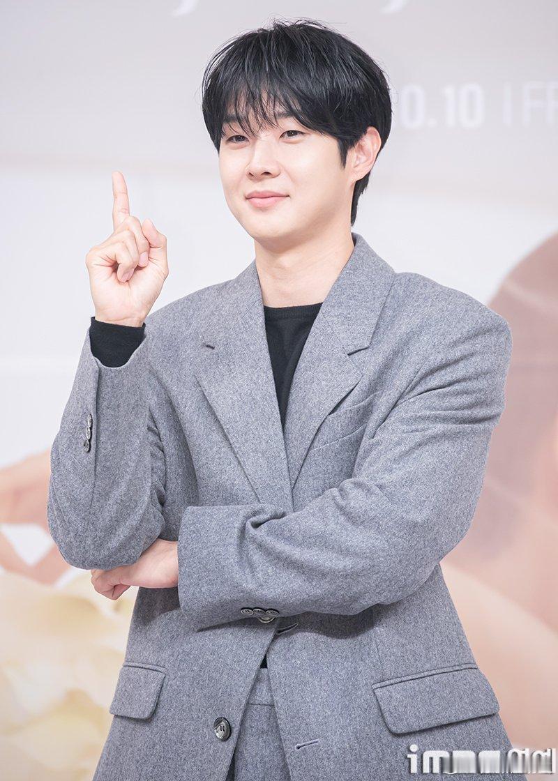 崔宇植出席 SBS新周五周六电视剧《宇宙MarryMe》制作发布会状态～ ​​​