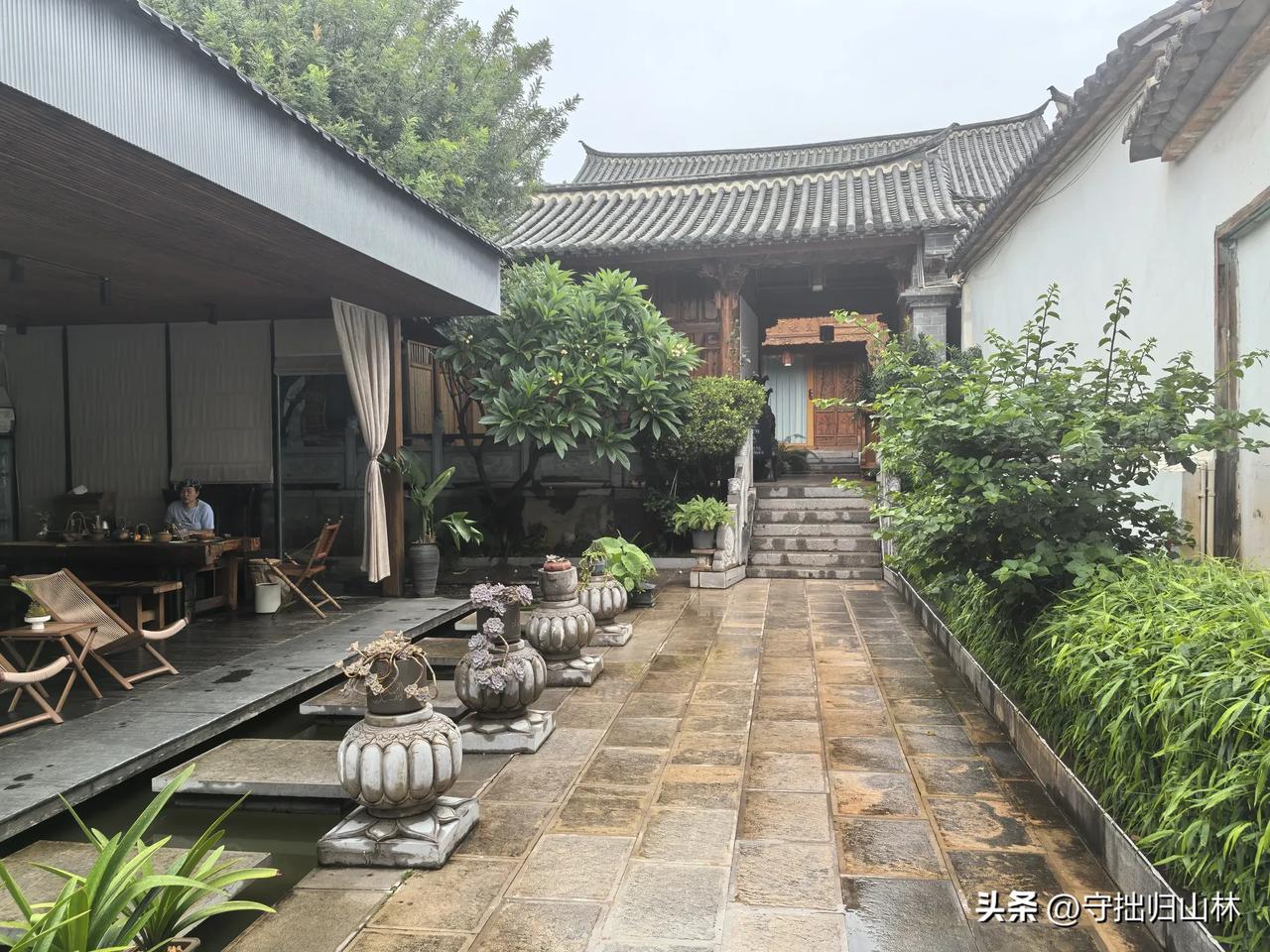 七律·滇南惠历城
滇南灵域古步头，
哈彝蕃栖岁月悠。
巴甸曾为宗祖域，
千秋尘劫