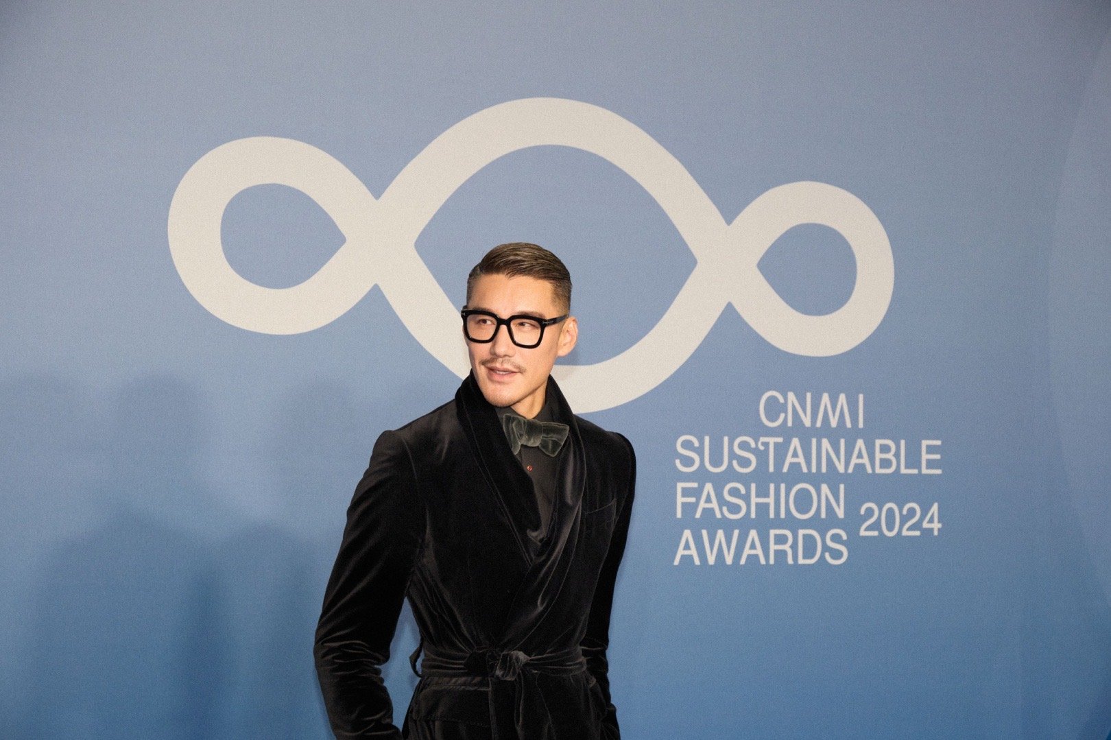 胡兵给阿布扎比上点东方震撼 当胡兵走上阿布扎比秀场，东方美学便完成了跨越山海的对