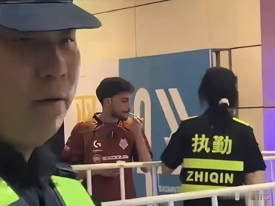要不是看到这个视频，还真的不敢相信这竟然是真的。
最近一段视频在网上传开，上海梅