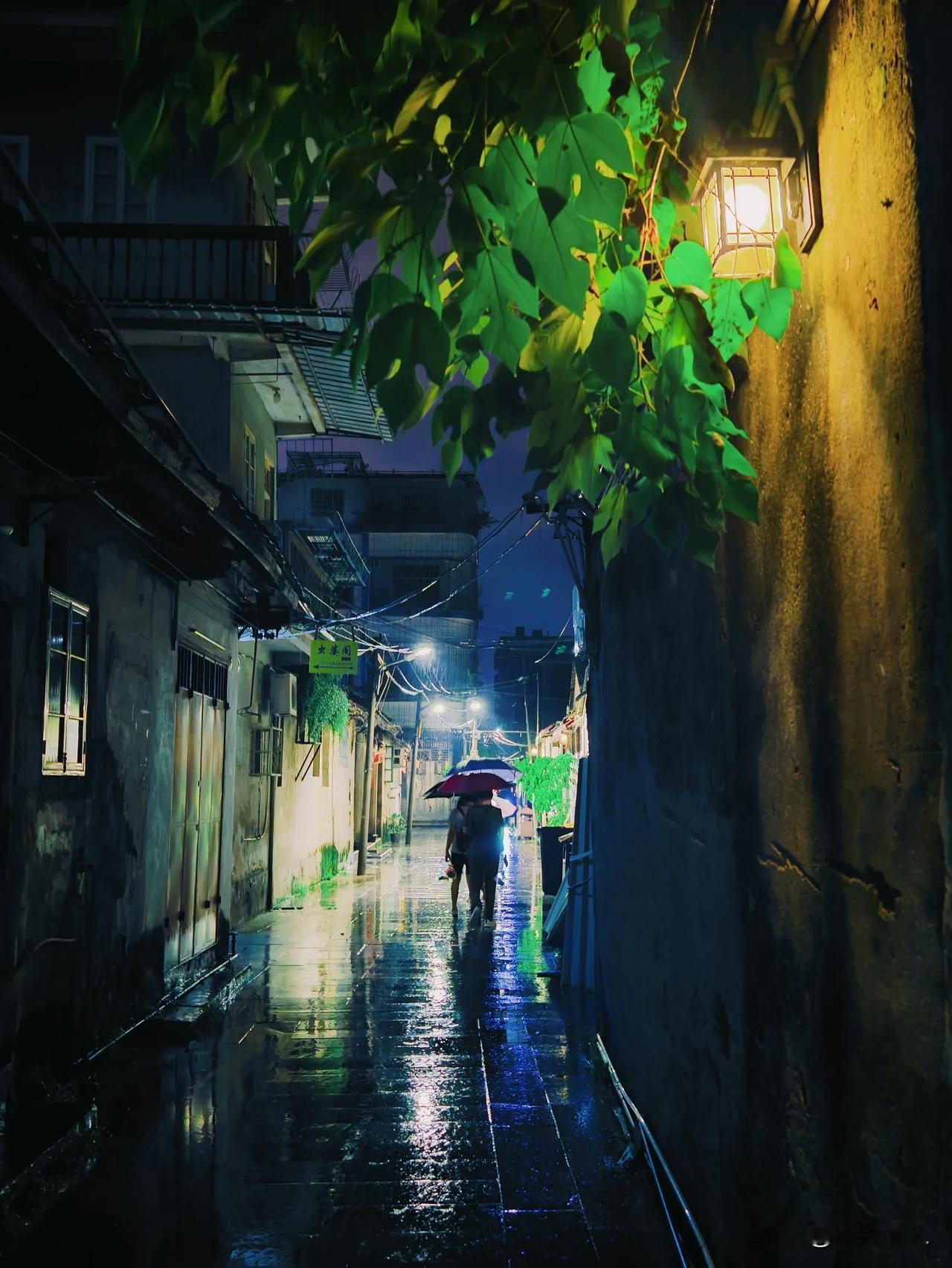 绛蜡等闲陪泪，
吴蚕到了缠绵。
绿鬓能供多少恨，
未肯无情比断弦。
今年老去年…