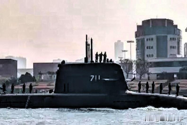 民进党当局推动“潜艇自造”，耗资百亿新台币却造出“浅水艇”，本质是“以武谋独”的