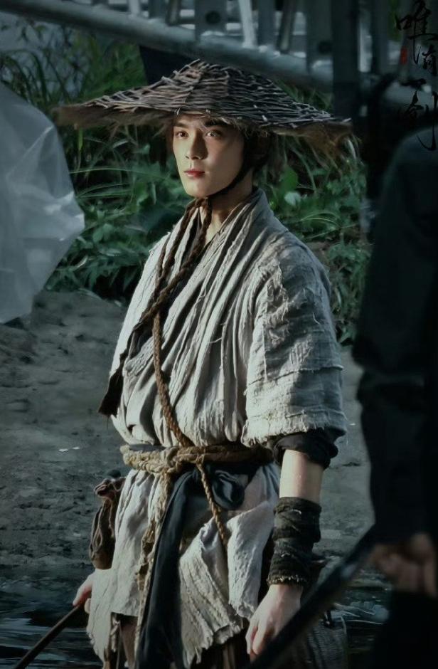 吴磊《剑来》开机路透很惊喜！
这部剧的妆造很糙，有种早期金庸武侠剧的妆造的糙感，