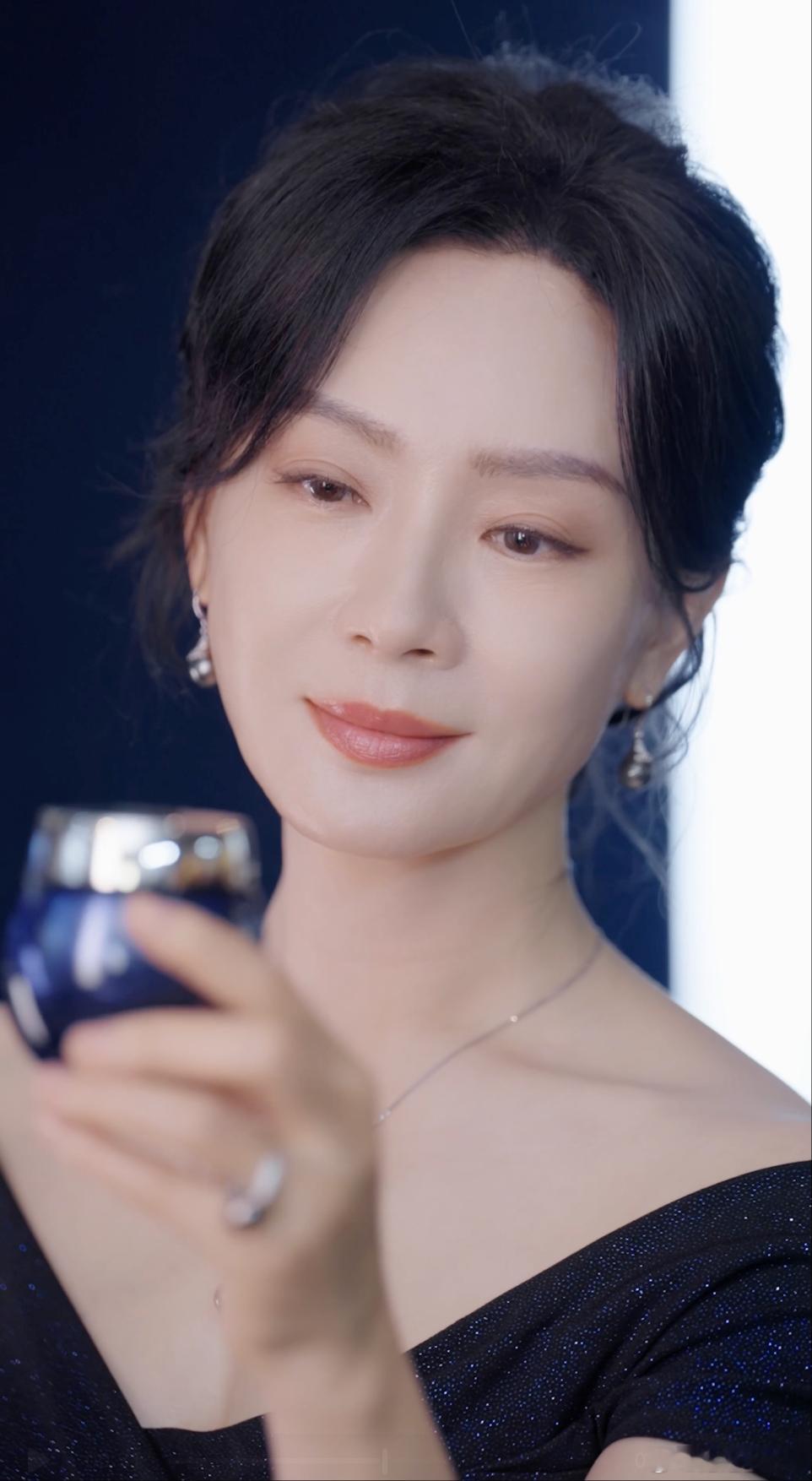 陈数状态 陈数参加某品牌活动，被她现场的状态惊到了。皮肤好到像自带高光，言谈举止