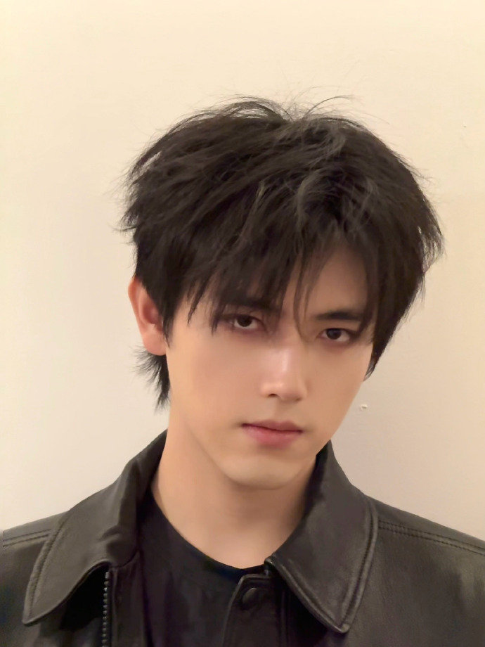 陈飞宇侧颜给到一个夯陈飞宇清瘦 陈飞宇侧颜给到一个夯，谁懂今天直播的阿瑟的侧颜满