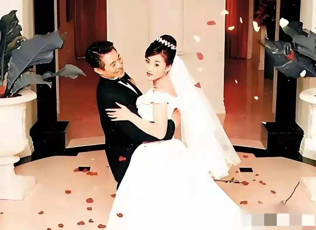这是李连杰先生和利智的结婚照，那时他们真年轻，利智真美。李连杰和利智在一起的照片