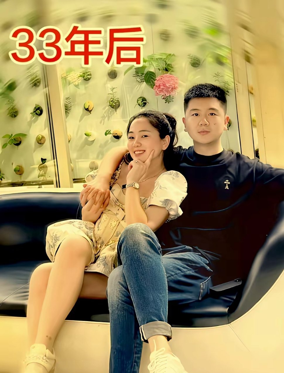 曾经怀里懵懂的小宝宝，一晃已然长大。当年她小心翼翼守护小小的他，如今翩翩少年默默