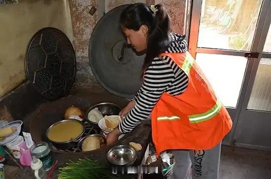 在山东，一位年轻女子大胆宣言：“谁能同时养活三个老人，我就嫁给谁！”这个挑战引发