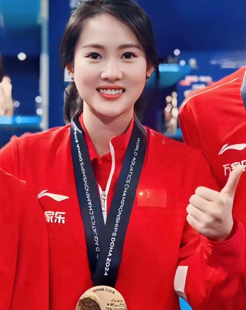 陈若琳真的算得上跳水界的颜值担当了，她长得清秀又大气，一点不输娱乐圈里的艺人。