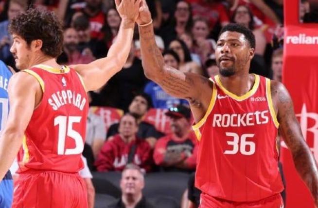 NBA常规赛继续进行，在火箭对阵马刺的比赛中，出现了极为奇葩的一幕。第一节比赛还