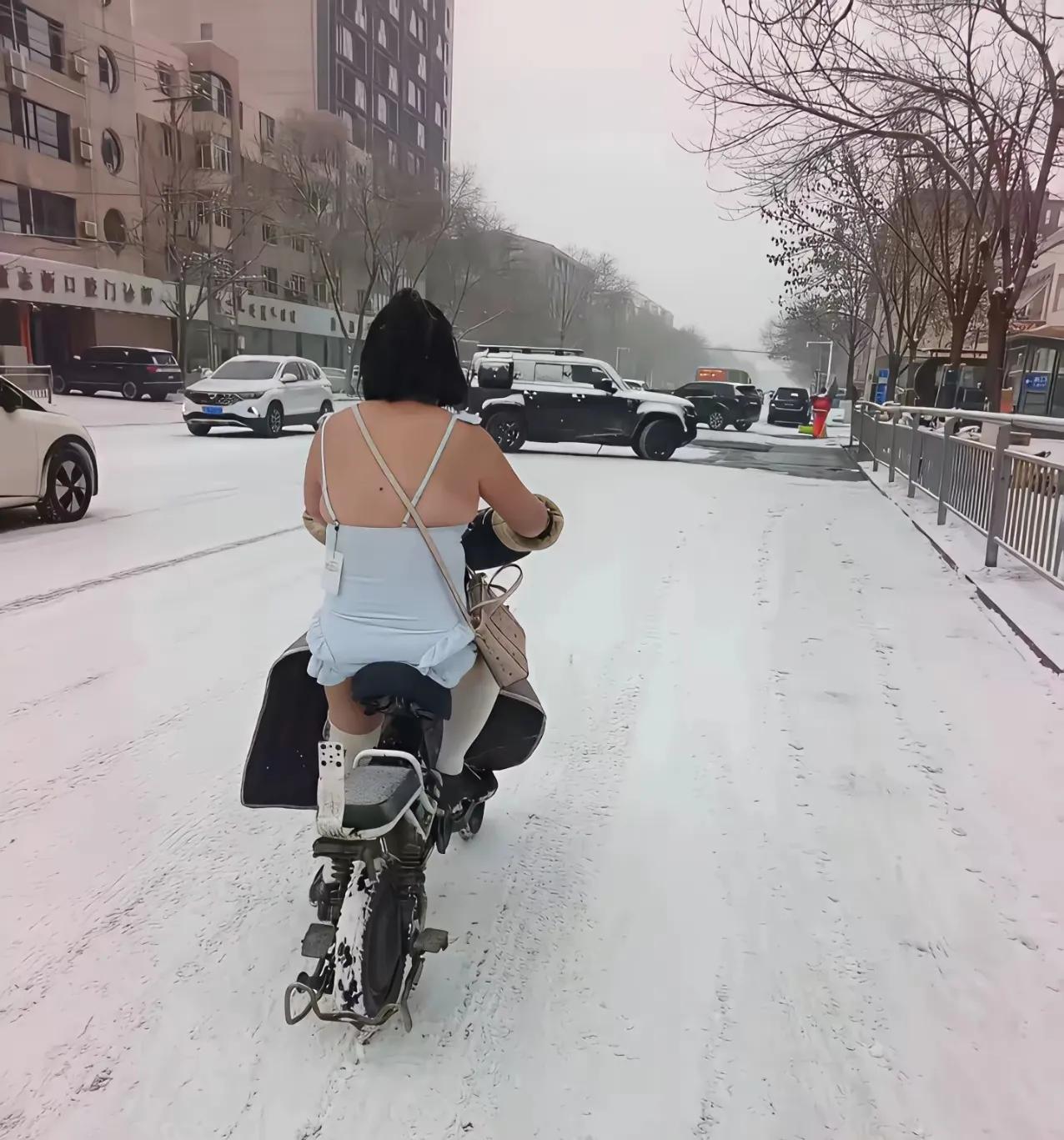 不敢相信自己的眼睛，冰天雪地里看到的，难道她不怕冷吗？