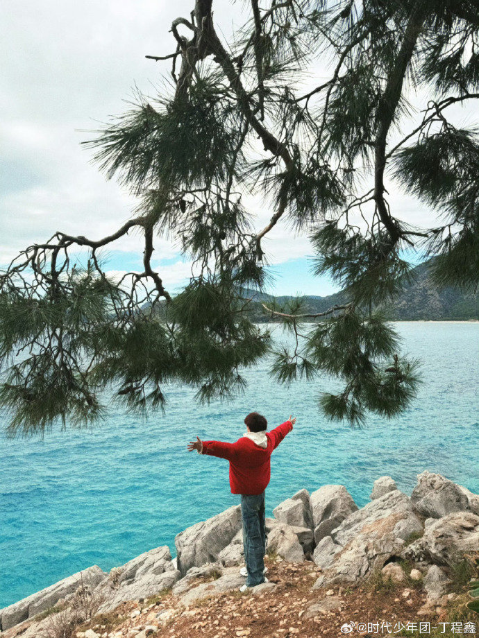 丁程鑫土耳其海边plog丁程鑫在土耳其走了很多路 哇！！ 丁程鑫在土耳其走了很多