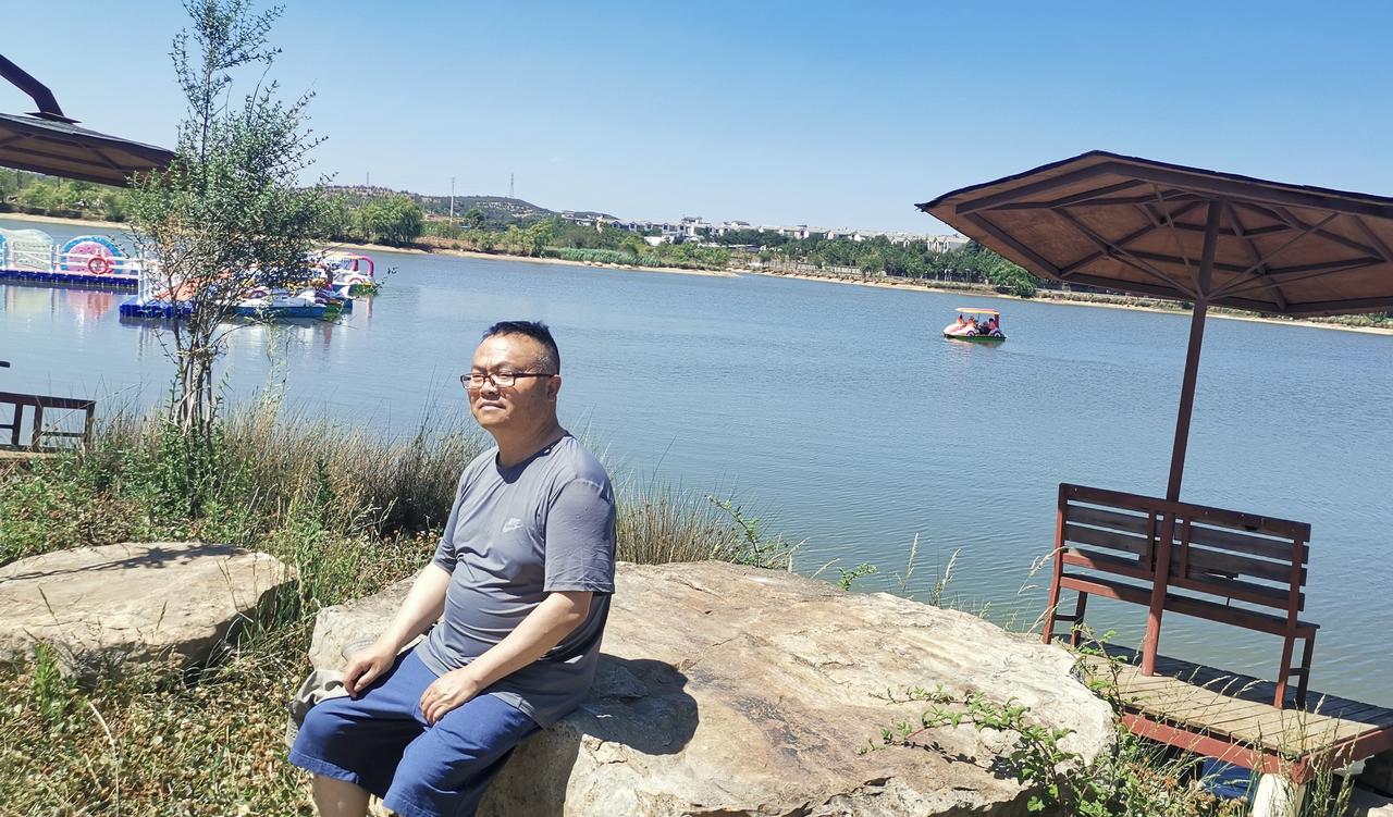 秋高气爽，我一个人驱车来到月望湖边，安安静静地享受着这温暖柔和的秋日阳光。
  