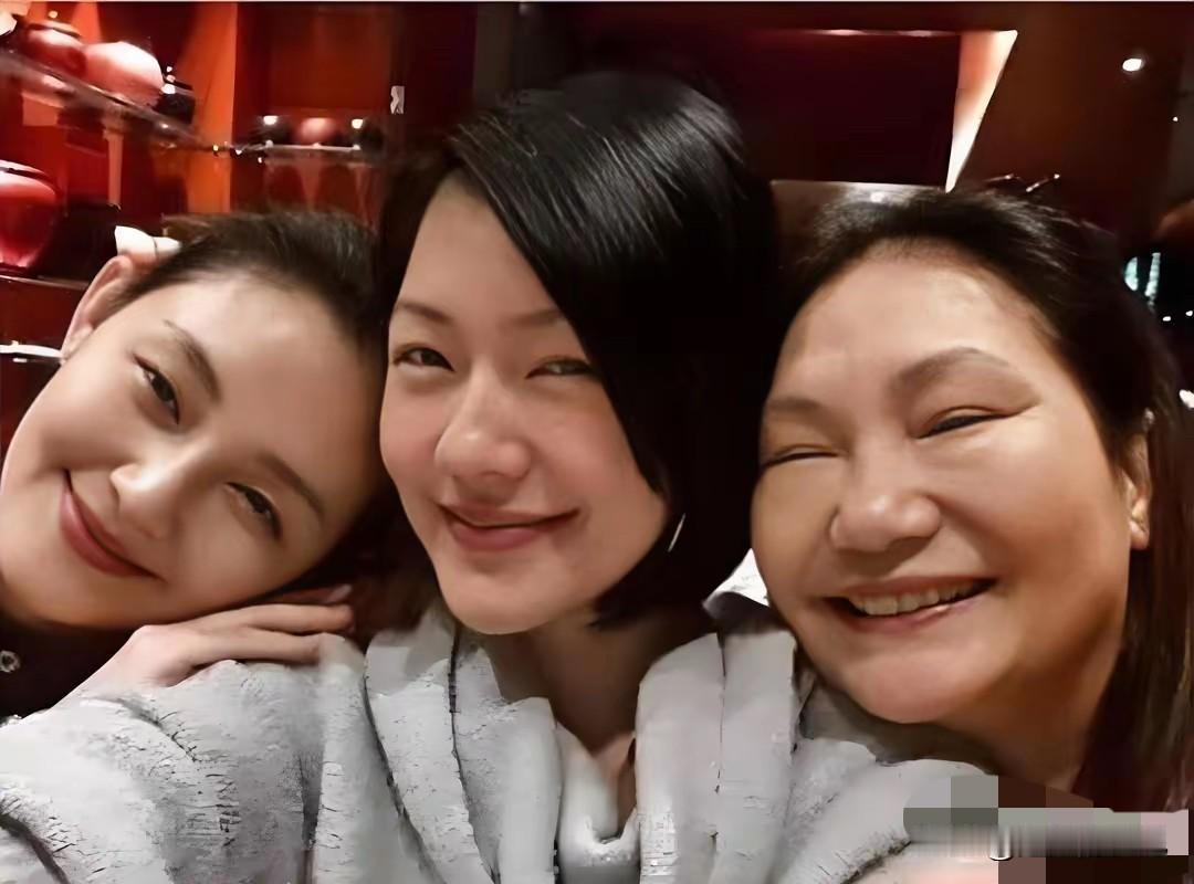 自从大s去世后，s妈再没这么开心笑过。
很多人说s妈又出来挣遗产了，又出来发表言