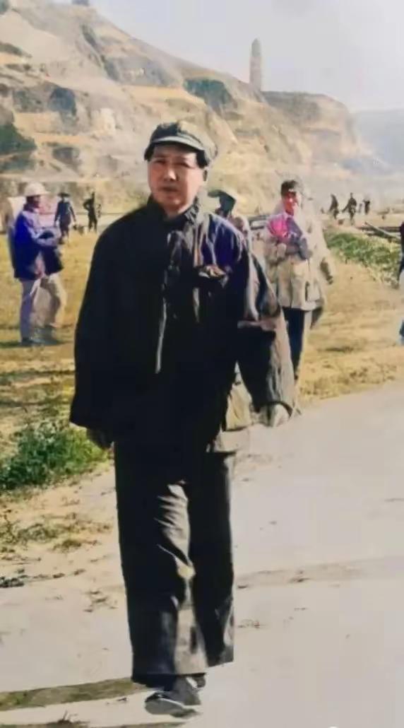 吃水不忘挖井人！今天的安稳，是他们用命换来的
 
我们坐在温暖的家里，吃着热饭、