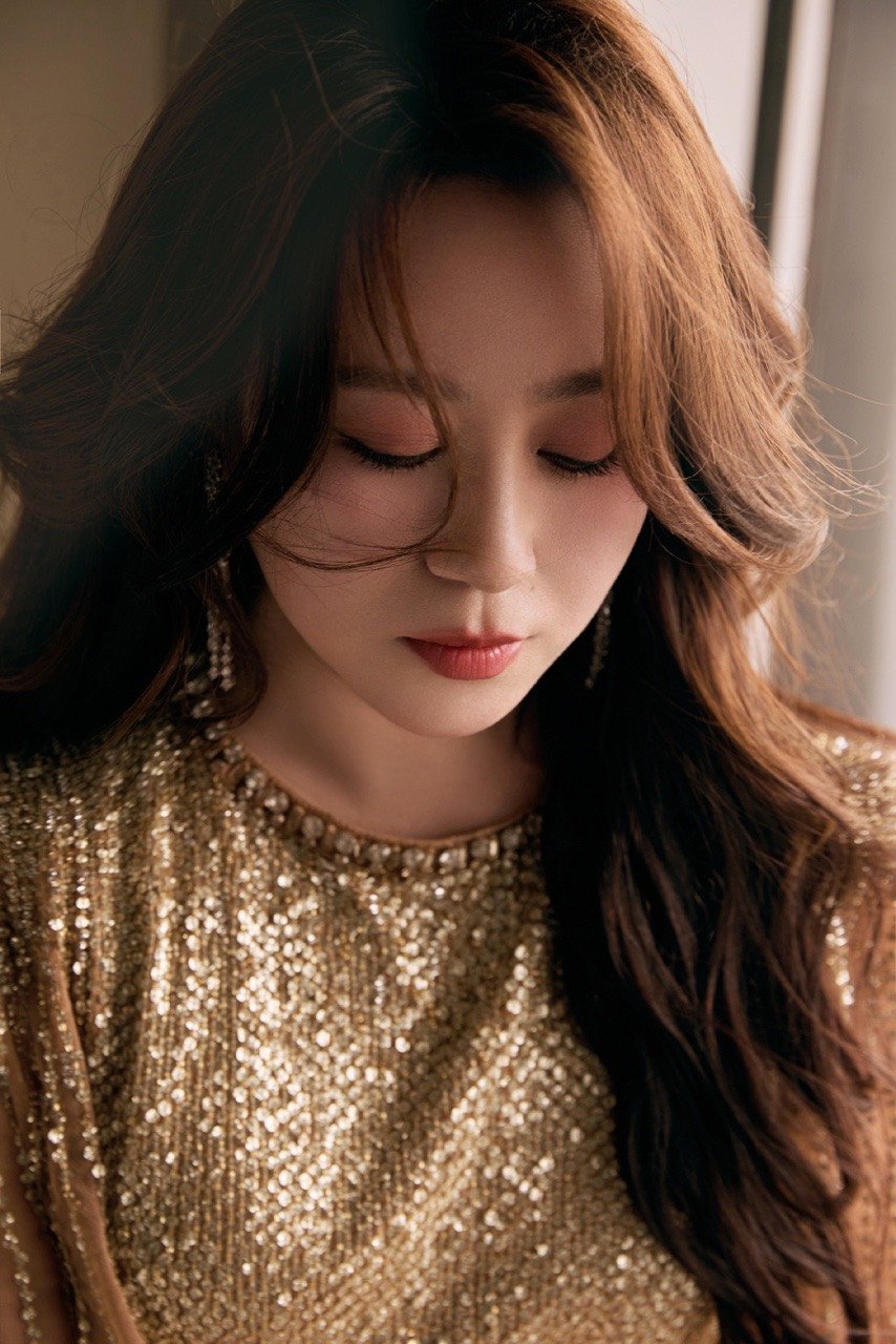 马丽金像奖金色流光裙喜剧女王的金像红毯时刻 港风鎏金造型亮相，喜剧女王的金像红毯