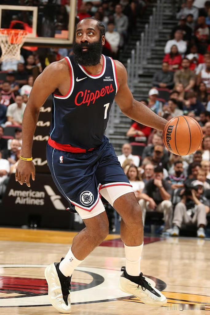 又是一场惨败，快船半场就被热火打花了，最终123:140不敌热火，喜提5连败！