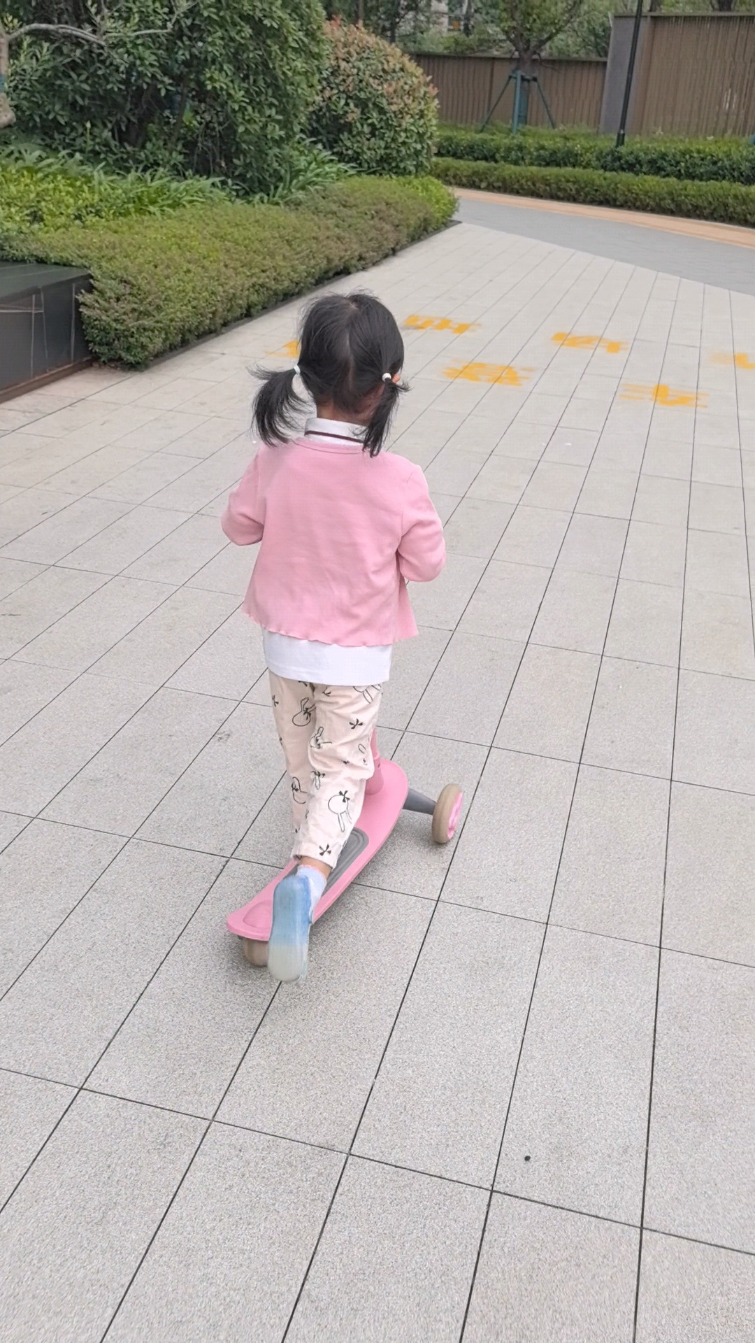 闺女最近爱上骑滑板车上学，今天送到幼儿园门口才发现，原来大家都骑车来门口还有片“