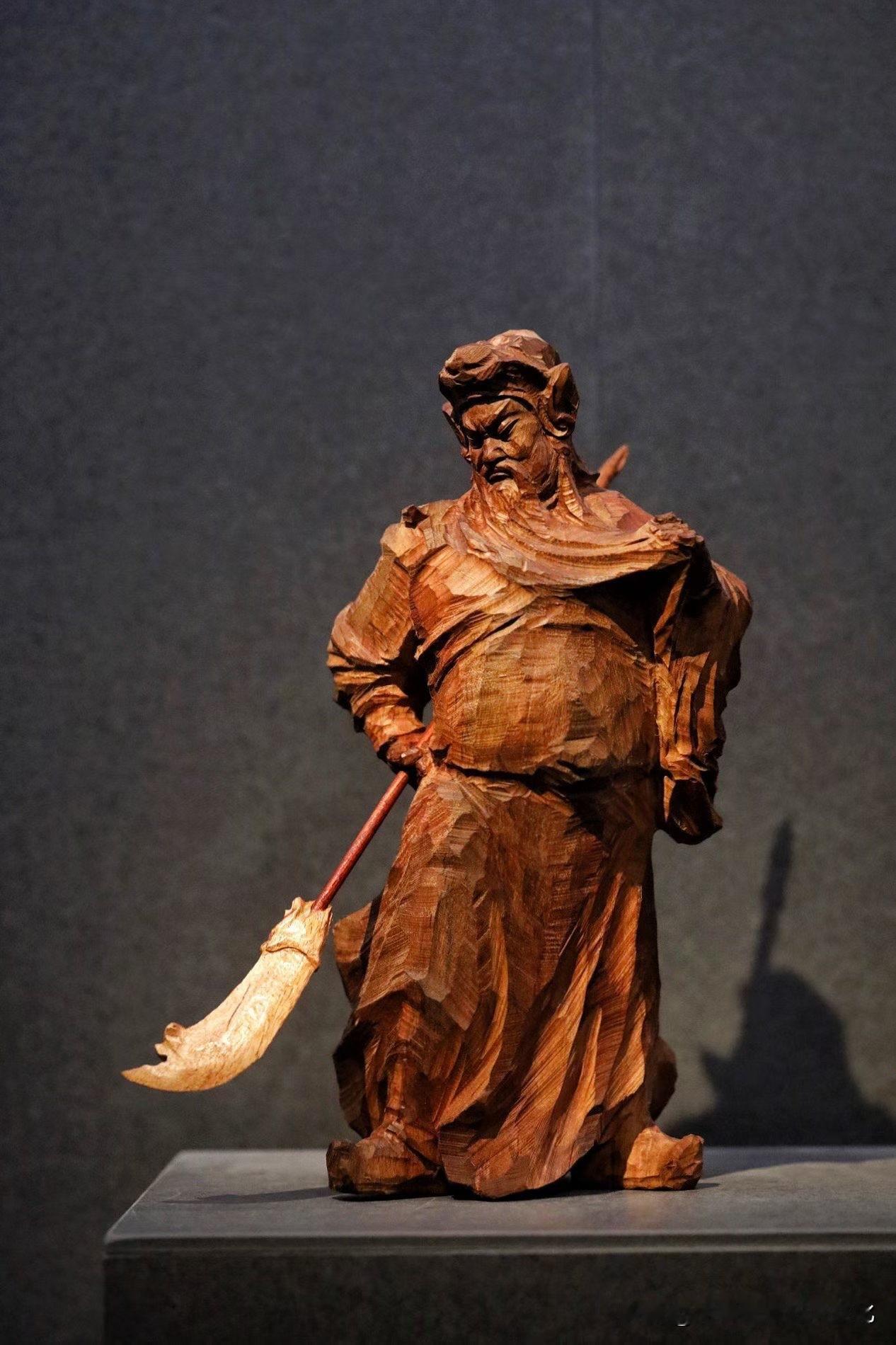 这类关公，第一眼不是“细”，而是“猛”。

龙眼木本就有筋骨感，
再配快刀写意，