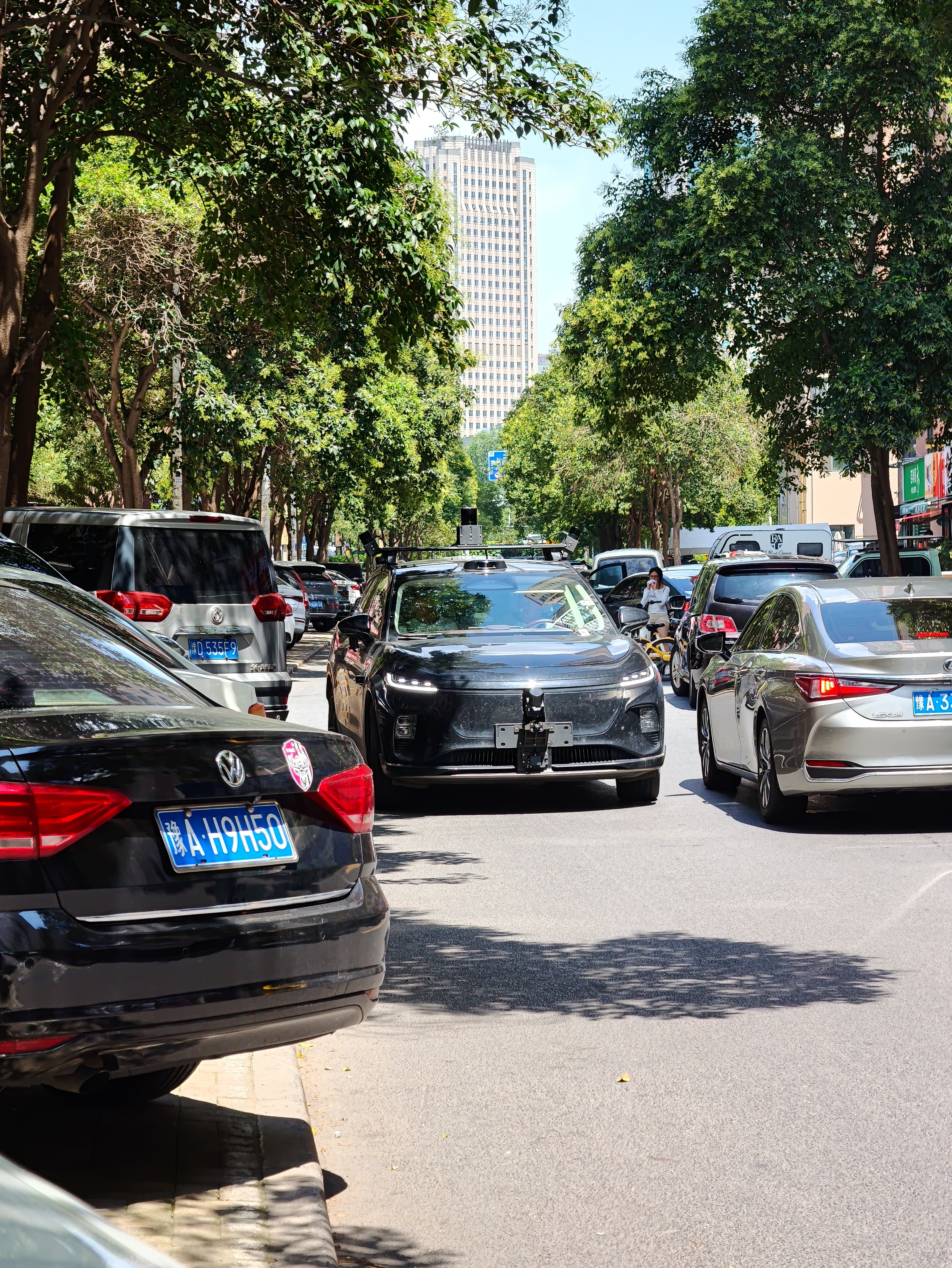 偶遇岚图的测试车，正在为辅助驾驶采集地图数据，我只能说来对地方了，我在这走路都得