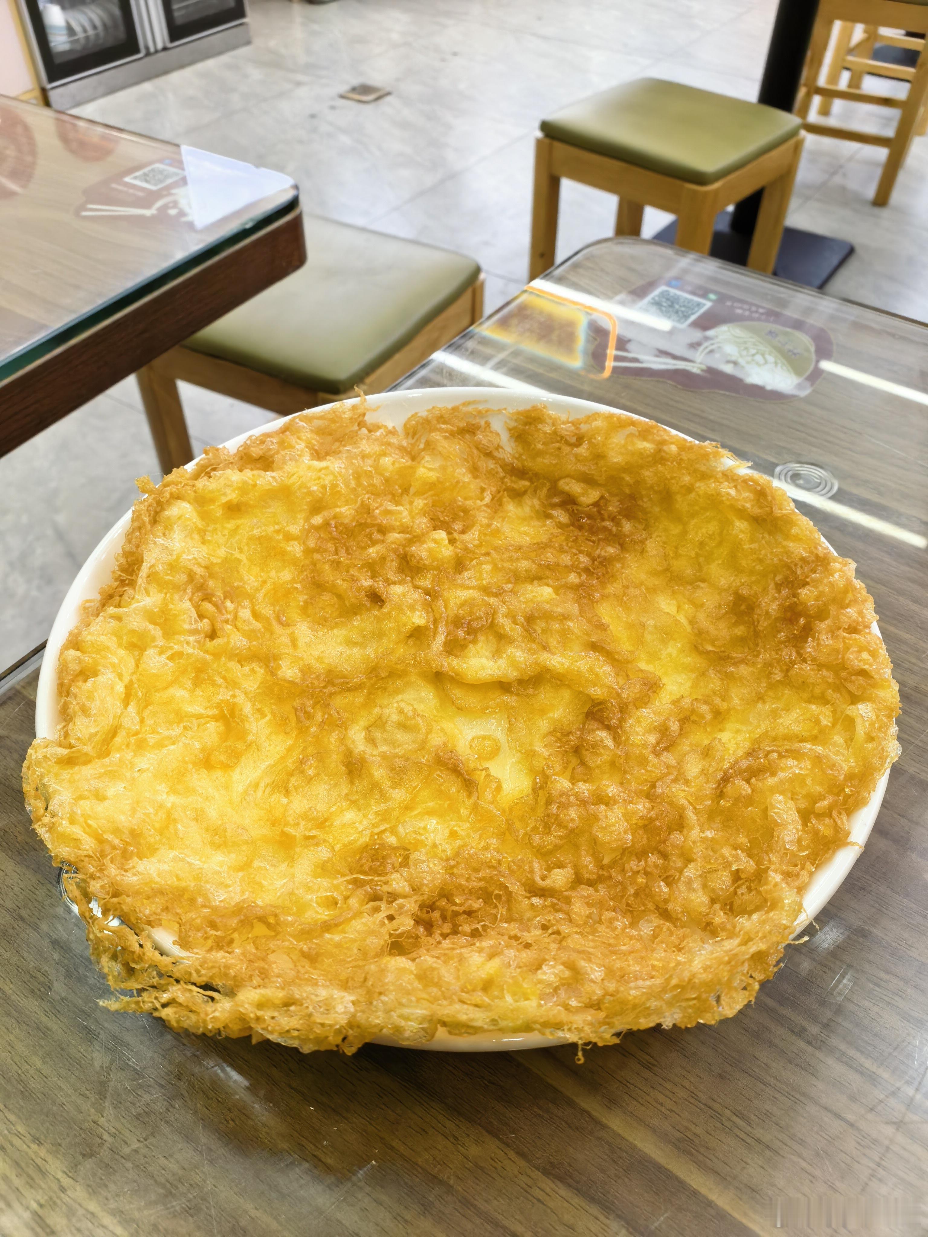 点了一个炸蛋，好大一盘啊，也不知道老板用了几个鸡蛋！牛丸科技说