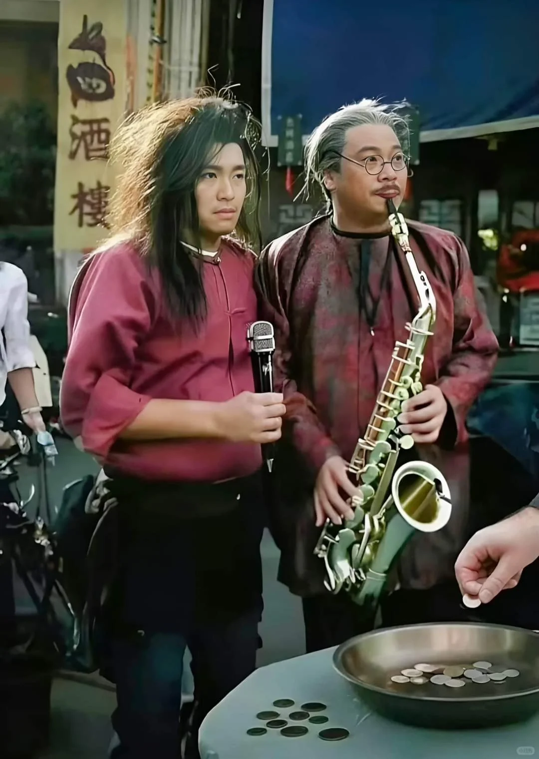 1992年陈陈嘉上被迫与周星驰拍这部片，动用「军队」当群演，票房370...