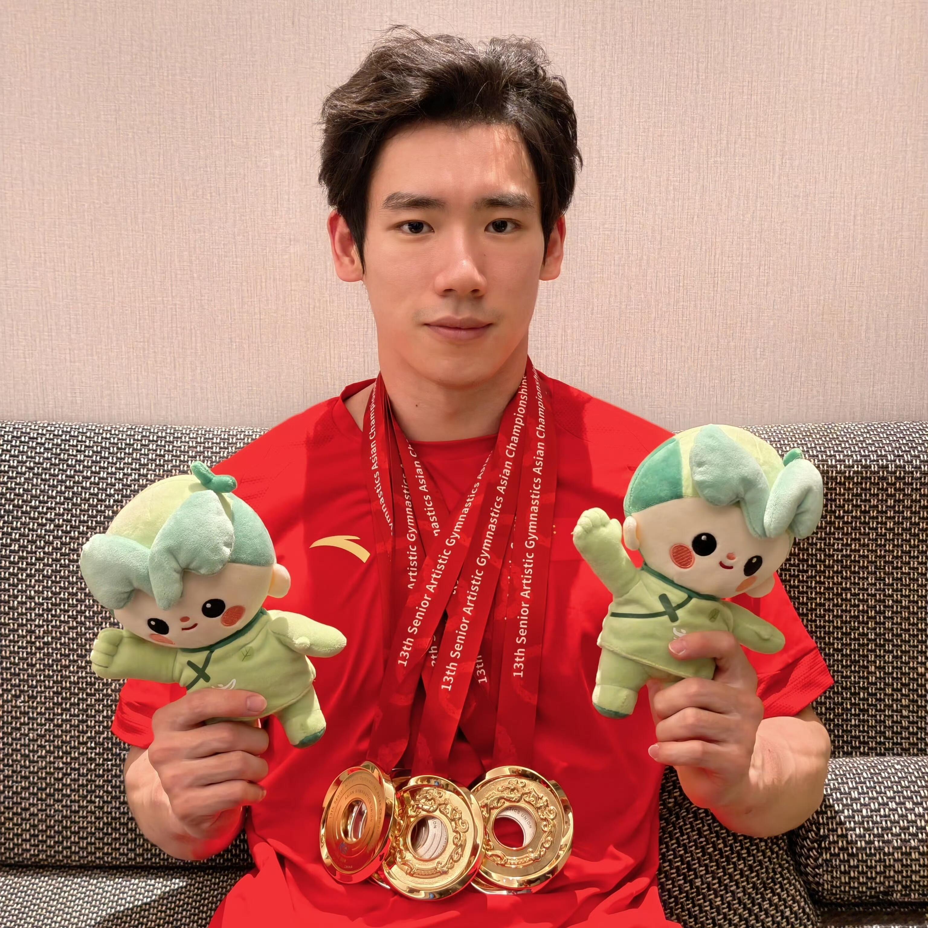 张博恒晒图总结亚锦赛主场亚锦赛狂揽三金三银，全能王张博恒解锁洲际赛事全新履历。高
