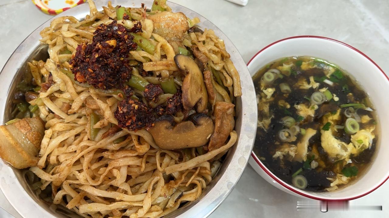 中午吃焖面鸡蛋汤，又是碳水炸弹，直接吃迷糊了，这会儿好困啊💤