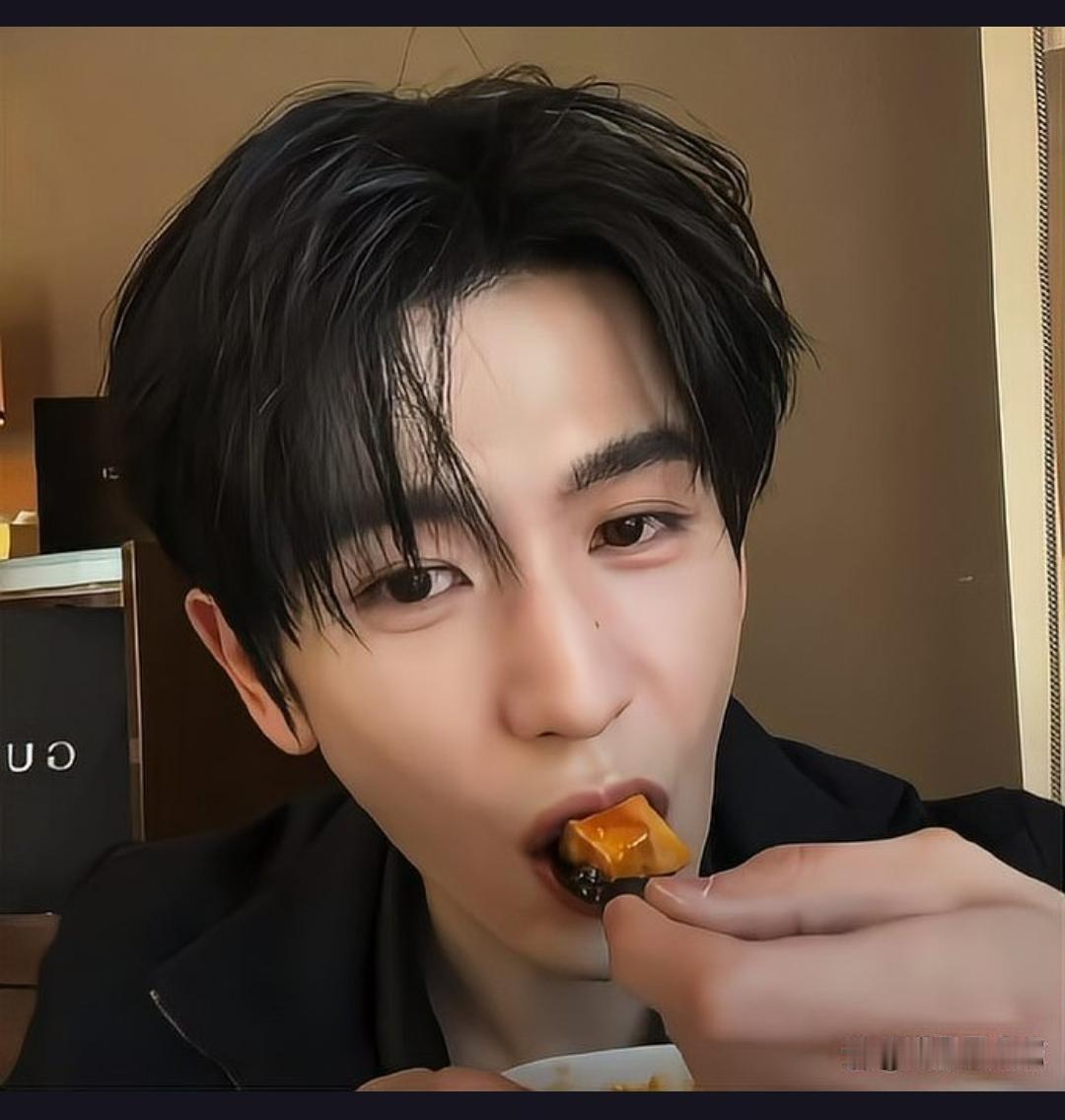 默契还是巧合？张凌赫田曦薇同步发Vlog引恋爱猜测
2026年5月25日，演员张