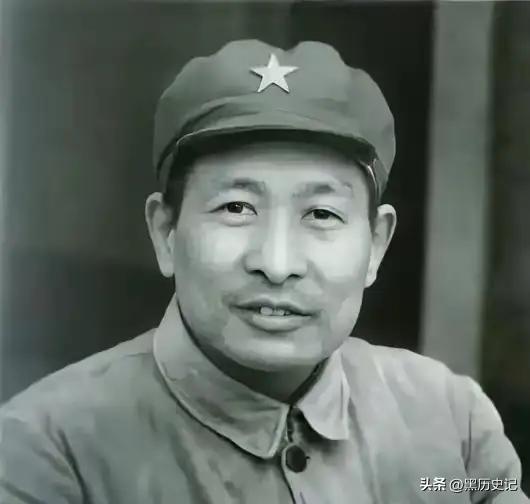 1947年，一个排长拦车打伤了华野副主任钟期光，王必成下令枪毙，钟期光怒斥道不能