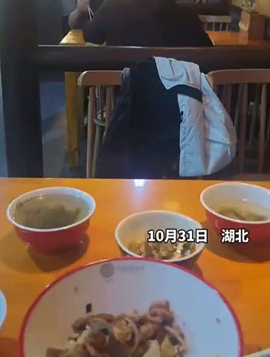 太尴尬了，湖北，小伙和朋友一起出来吃夜宵，结果小伙拿着夜宵上桌时，因为眼睛近视又