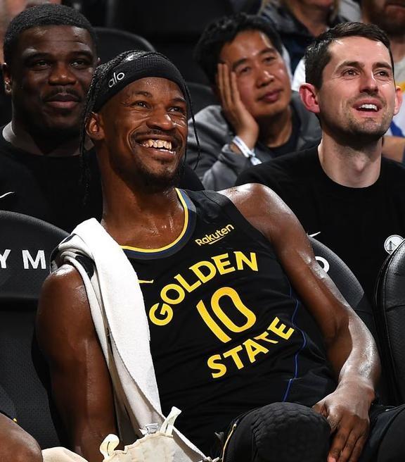 据BrettSiegelNBA报道，勇士队交易吉米·巴特勒的提议已经摆上台面。