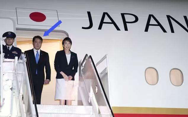 不是善茬！只要高市早苗乘机外访，他旁边的这名男子必定随行！

首先可以确定的是，