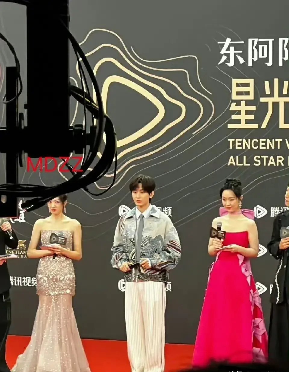左边那个女主持人就是说会艳压女明星的那位吗？表情艳压了是真的，这要搁女明星早被嘲