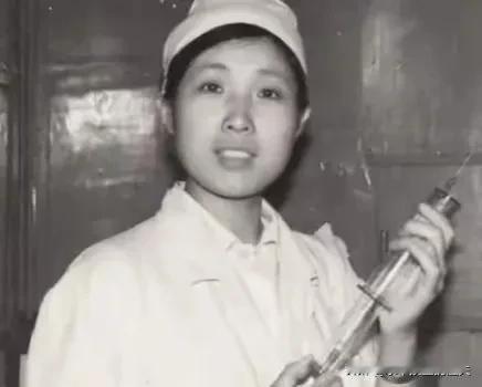 1999年，黑龙江19岁护士收养10岁男孩，将他视作亲弟，12年来始终没有结婚，