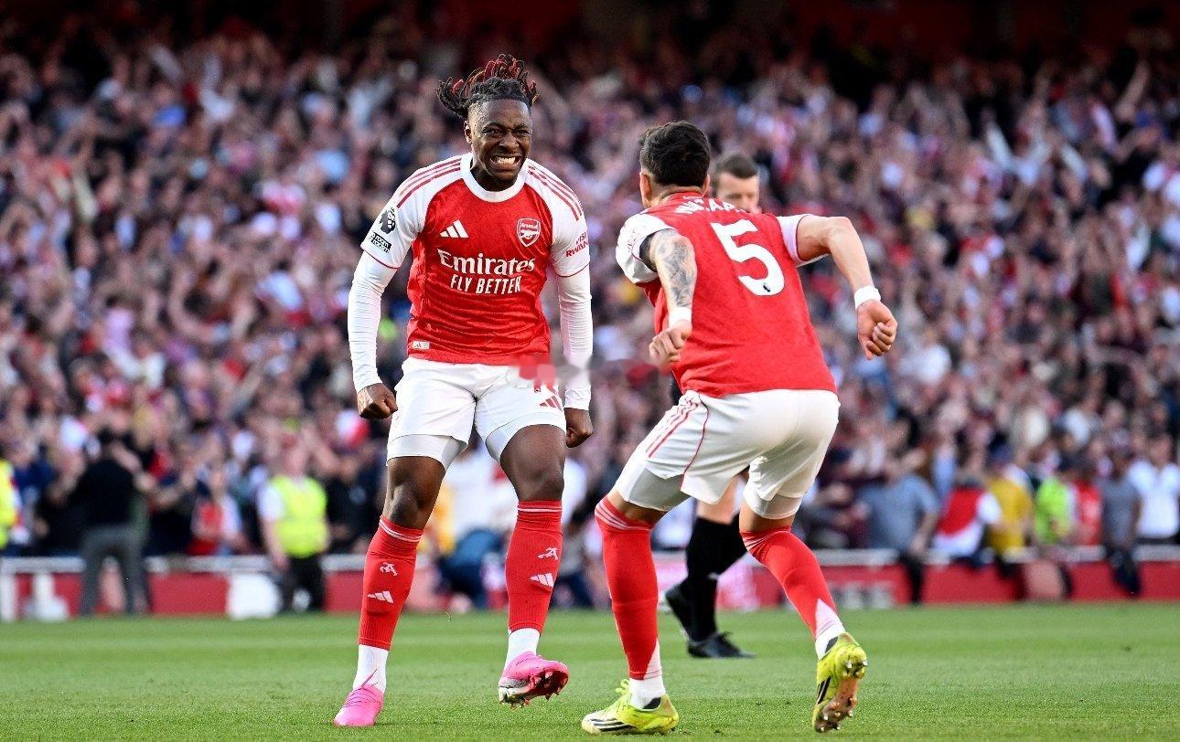 英超第34轮较量中，阿森纳1-0力克纽卡，积分榜暂时重回榜首。在本场比赛赛前，阿