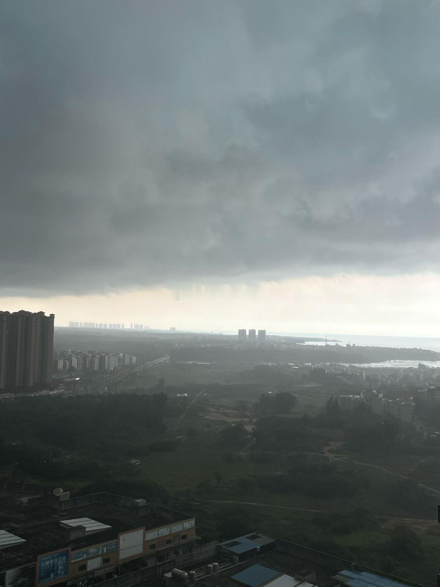 咁日屋企场雨有D大喔 