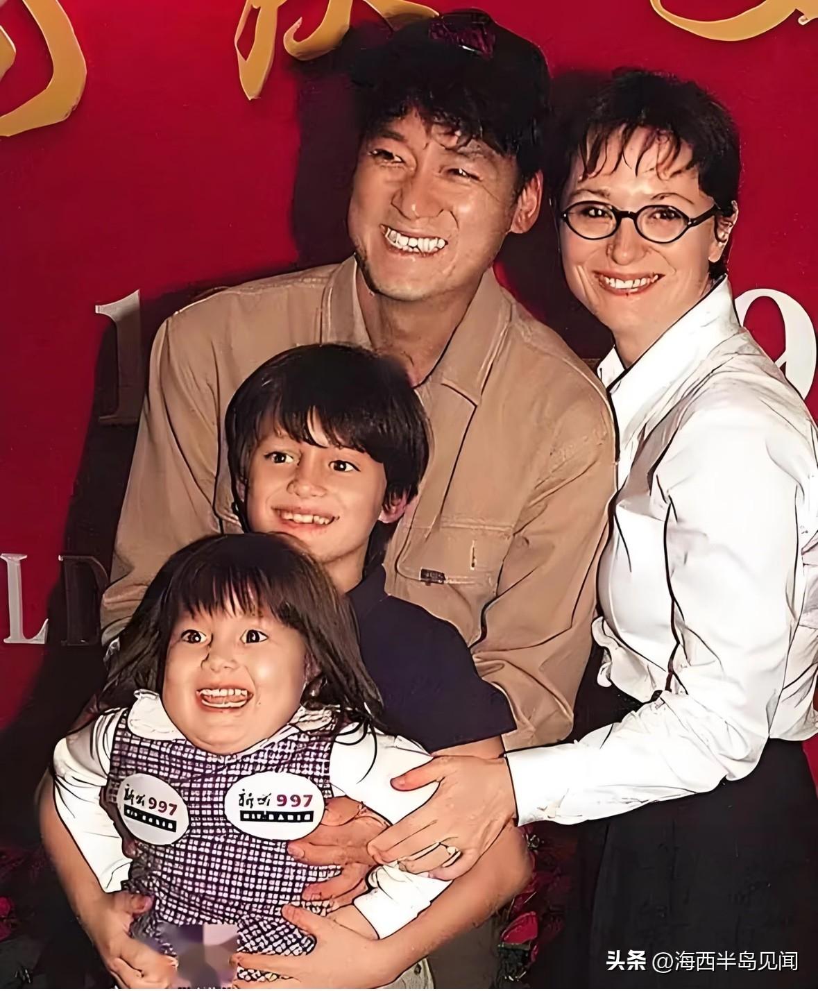 著名音乐人周华健与美国人妻子康粹兰及一双可爱的混血儿子女的一张全家福合影。他们家