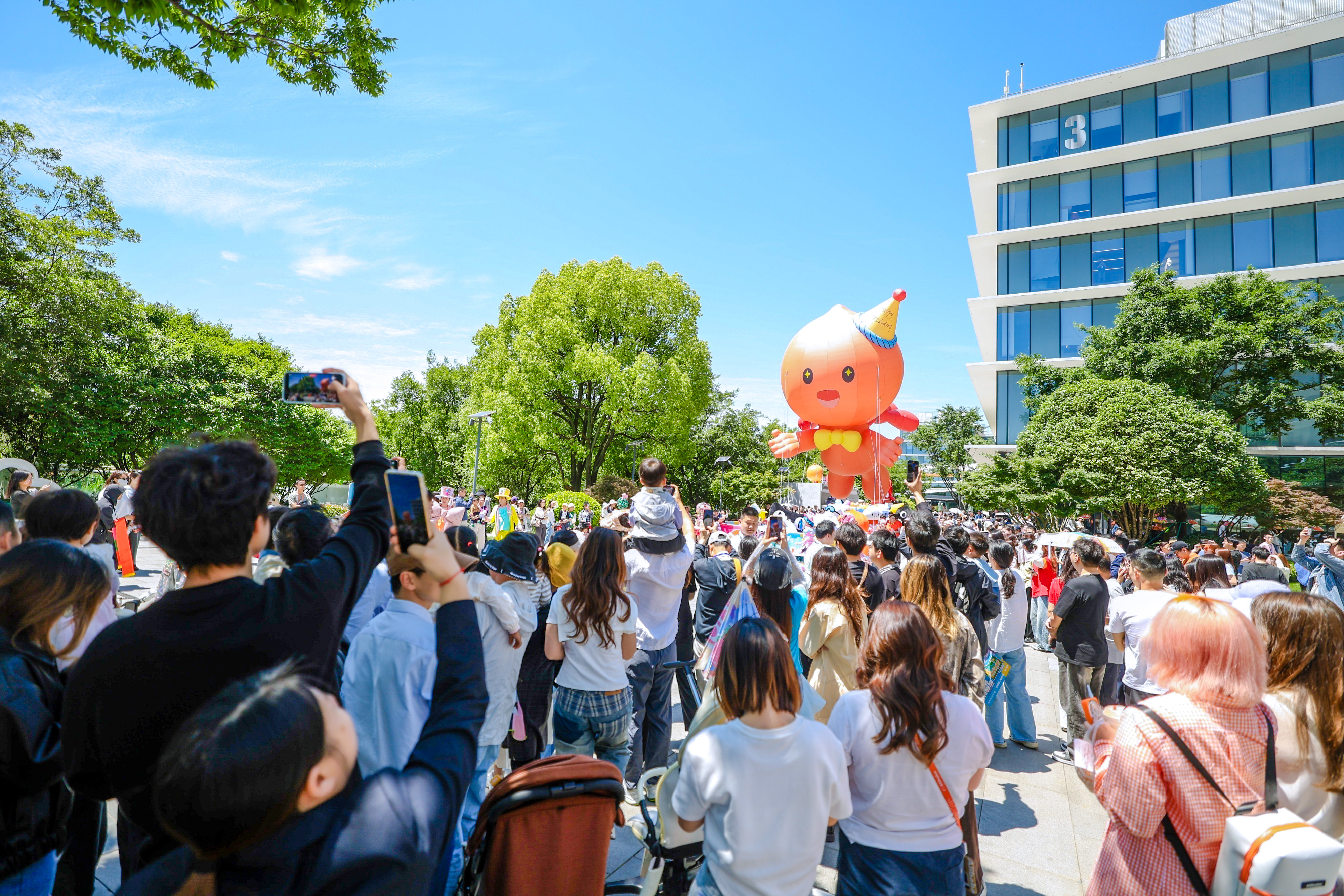 510阿里亲友开放日的现场！今天直接挤爆了！看这人流量，明天只会更夸张。说实话，