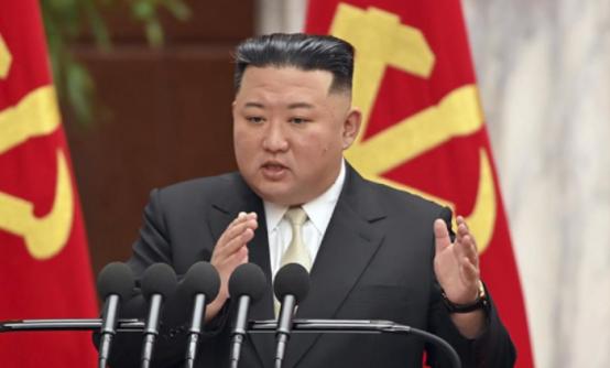 金正恩最新发声，定调中朝关系走向。
 
就在前两天，中国领导人刚给金正恩发了贺电