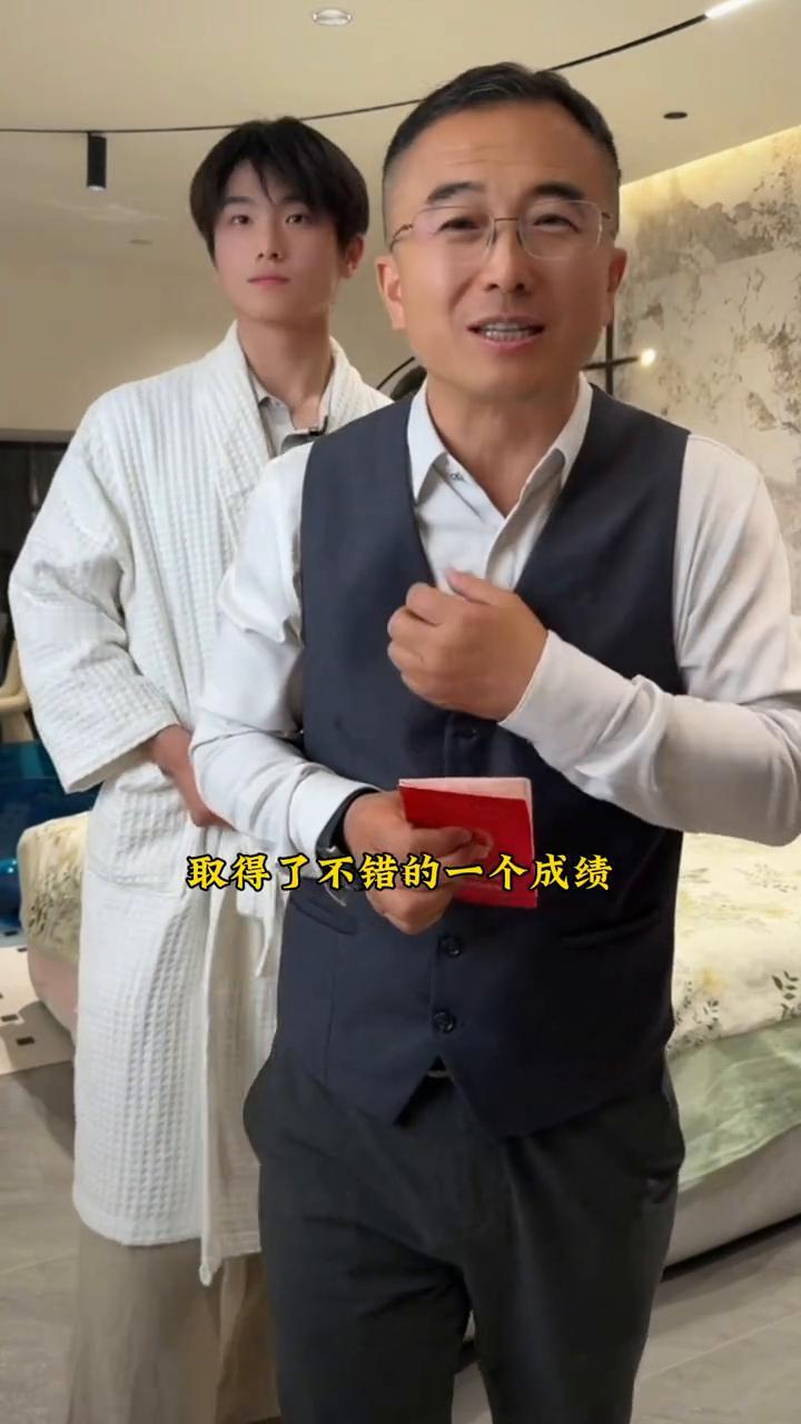 老板把证拿出来给大家看看，那么多人都想看一眼。今天特意拿过来了结婚证，所以当个小