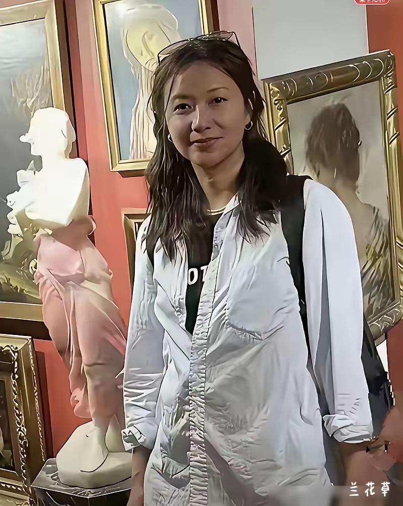 “京圈才女”徐静蕾也老了！  《将爱情进行到底》里的文慧，让她一炮而红。  
然