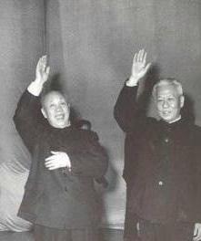 珍贵黑白照：刘少奇与董必武并肩挥手，定格开国元勋的时代瞬间
 
这帧稀缺黑白老照