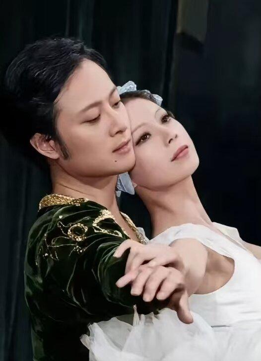 “白毛女”与“郑长河”联袂翩翩《天鹅舞》

1980年，来自经典芭蕾舞电影《白毛