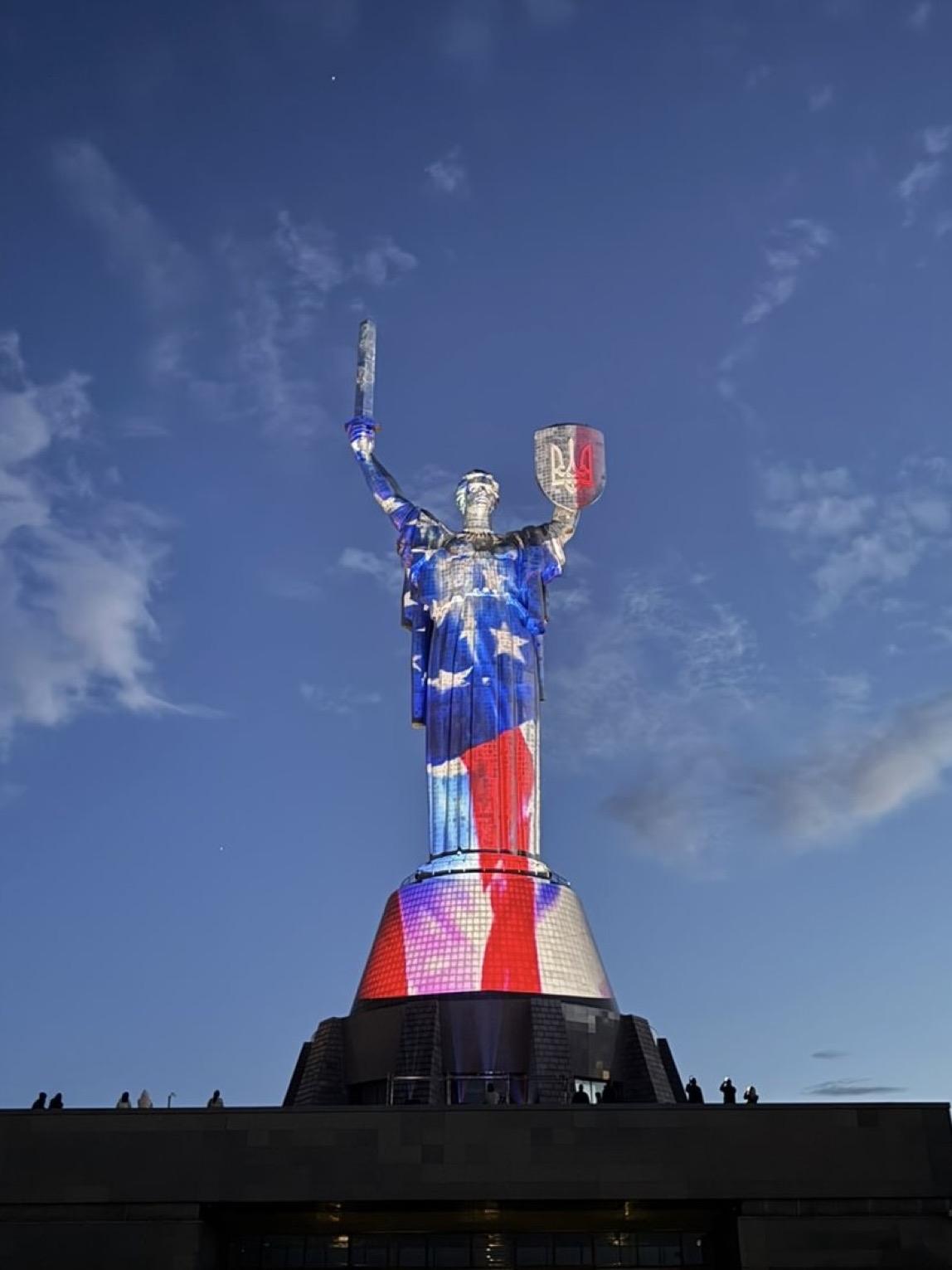 乌克兰总统泽连斯基：

“我已经祝贺特朗普总统 @POTUS 和全体美国人民庆祝