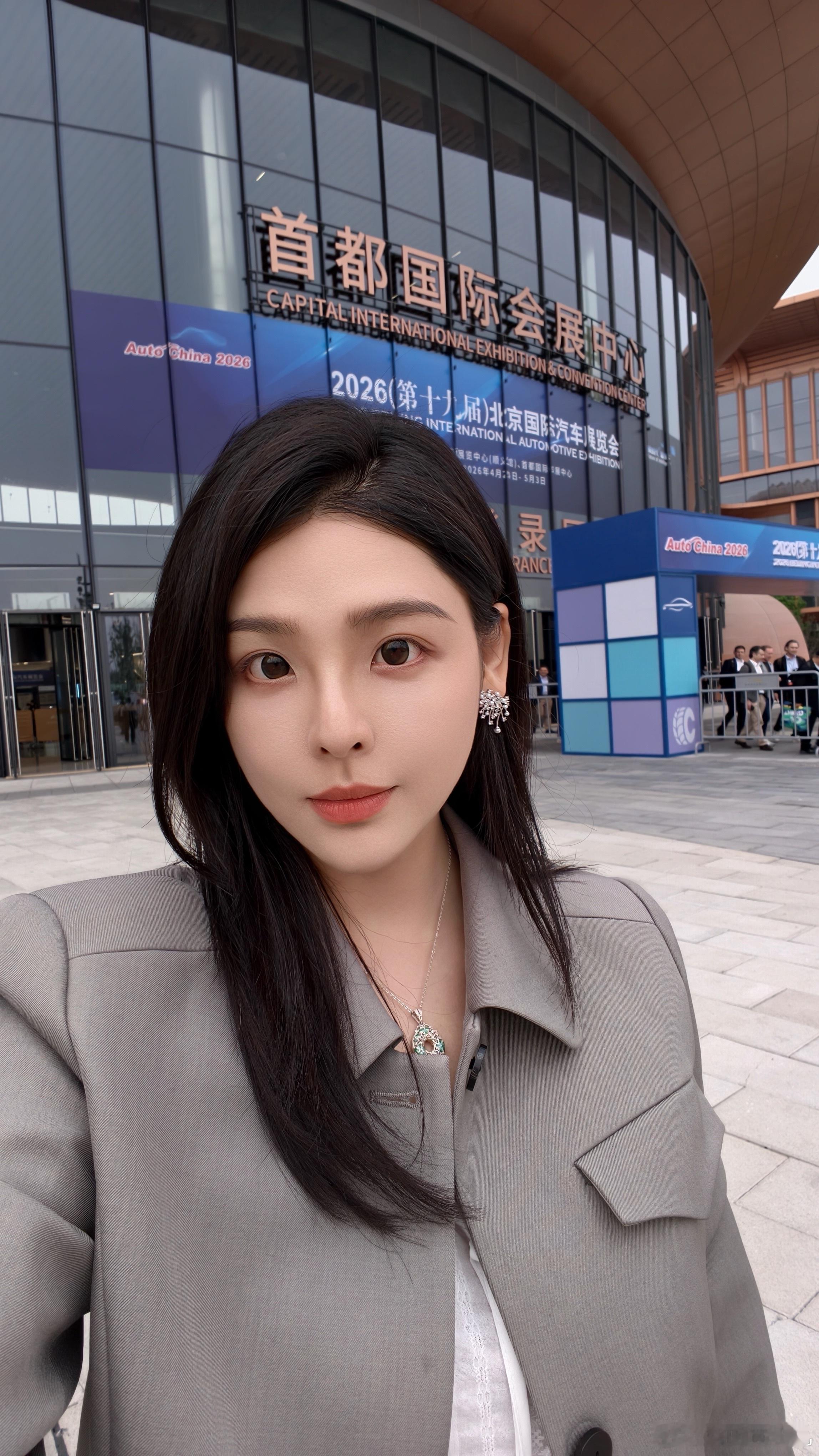 今天逛完一天展也就高低两万步脸是这张脸但腿是这样的腿了 总结：全是歪果人的脸没有