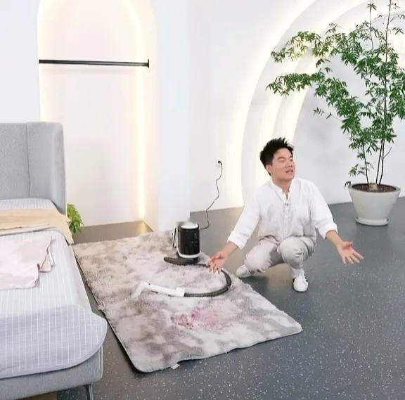 这一段，笑岔气了！今晚，董宇辉刚卖了鸡毛掸子，导演便说道“下一个品已就位！”没想